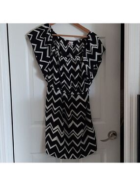 6 Degrees black and white dressq